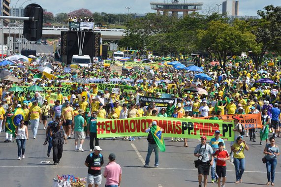 Protestos contra a corrupção deste domingo têm adesão menor do que no dia 15 de março; em Brasília, público foi de pouco mais de 7 mil pessoas, segundo dados da Polícia Militar, embora os organizadores falem em 40 mil; no protesto passado, números oficiais foram de 80 mil pessoas; entre os manifestantes, havia quem pedisse a volta do regime militar; em outras cidades brasileiras, quantidade de manifestantes também é bem menor do que em 15 de março