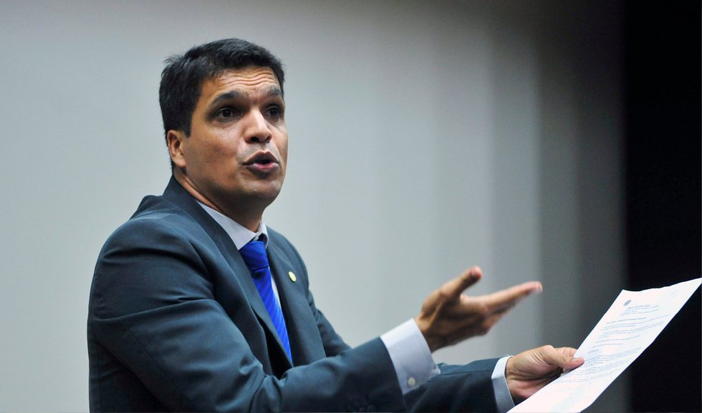 A Executiva Nacional do PSOL suspendeu o deputado Cabo Daciolo (PSOL-RJ) retirando o direito de representar a legenda e de participar de quaisquer aparições públicas em nome do partido; a decisão da executiva foi baseada no posicionamento do deputado Cabo Daciolo de apresentar uma Proposta de Emenda à Constituição desfazendo a garantia da laicidade do Estado Brasileiro; outro motivo que levou a suspensão do deputado Cabo Daciolo foi a posição que ele adotou ao defender os policiais acusados pela morte do cidadão Amarildo, no Rio de Janeiro