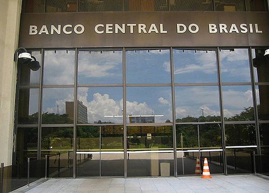 Vivemos no Brasil uma disputa entre os que querem continuar expandindo salários reais, direitos sociais e bens públicos e os que consideram que a sobrecarga democrática gera irracionalidades econômicas