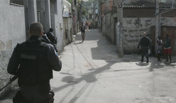 Policiais do Batalhão de Operações Especiais (Bope) entraram em confronto com criminosos na noite desta terça-feira (24) no Complexo do Alemão e na Vila Cruzeiro, comunidades da zona norte do Rio de Janeiro; um homem ainda não identificado morreu durante a ação; a Polícia Civil informou que o corpo já está no Instituto Médico Legal (IML); de acordo com a PM, a equipe do Bope se deparou com um homem durante patrulhamento no Alemão que atirou contra os policiais ao avistar a equipe, iniciando o confronto