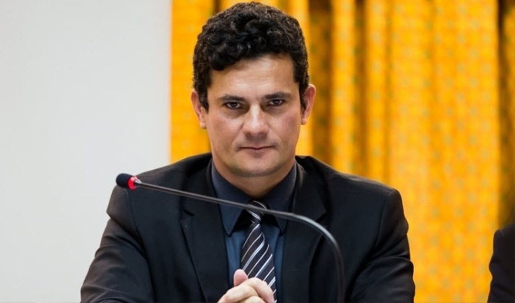 O juiz federal Sérgio Moro, responsável pelas investigações da Operação Lava Jato, pediu nesta terça (3) ajuda da Coreia do Sul, Holanda, Ilhas Cayman e do Japão para ouvir cinco testemunhas indicadas pela defesa de Fernando Soares, o Fernando Baiano; Moro quer que as autoridades promovam a audição e colheita de depoimento das testemunhas, de acordo com convenção contra a corrupção adotada pela ONU