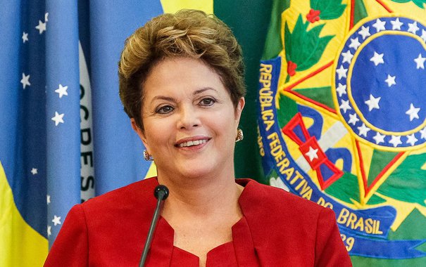 Presidente Dilma Rousseff vai sancionar nesta segunda-feira (9), em cerimônia, às 15h, no Palácio do Planalto, a Lei do Feminicídio; anúncio foi feito na noite deste domingo, dia 8, quando é comemorado o Dia Internacional da Mulher; "Quero anunciar um novo passo no fortalecimento da justiça, em favor de nós, mulheres brasileiras. Vou sancionar, amanhã, a Lei do Feminicídio, que transforma em crime hediondo o assassinato de mulheres decorrente de violência doméstica ou de discriminação de gênero"