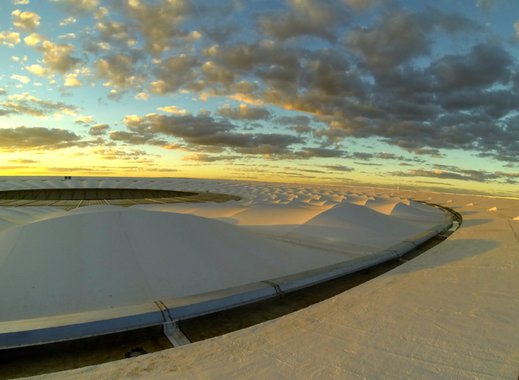 Autores do projeto do Estádio Nacional Mané Garrincha apresentam detalhes da obra em simpósio internacional sobre construções modernas, no Centro de Convenções. Inspirada no trabalho de Oscar Niemeyer, a arena  segue os conceitos de sustentabilidade, com reaproveitamento da água para irrigação do campo, lavagem dos banheiros e captação de energia solar, além de se adaptar à natureza: às 17h, o sol penetra na obra e faz um desenho na cobertura; à medida em que as horas passam, o desenho muda de posição, com imagens que vão se compondo com a edificação