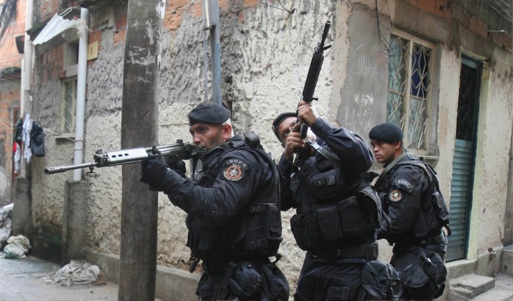 Policiais do Comando de Operações Especiais (COE) da Polícia Militar do Rio de Janeiro estão fazendo uma operação na comunidade de Vila Vintém, na zona oeste da cidade, para combater o tráfico de drogas e encontrar locais utilizados para desmanche de veículos; os agentes, que têm o apoio do 14º Batalhão de Polícia Militar (BPM), em Bangu, também na zona oeste, começaram a operação às 4h; um veículo blindado está sendo usado pelos policiais