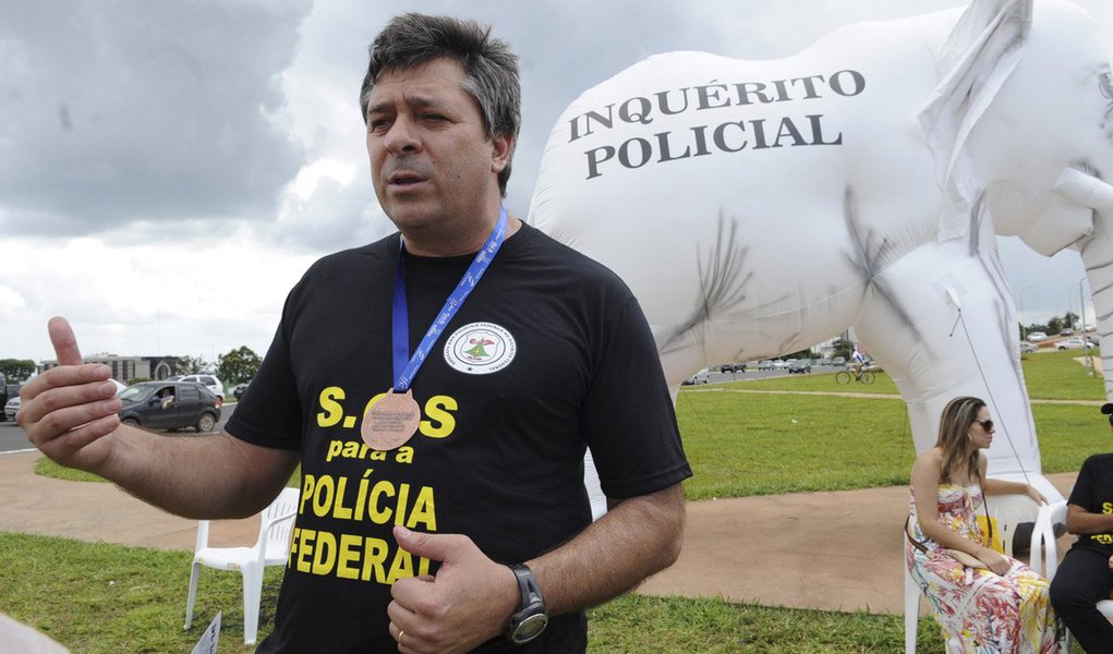 Jones Leal alerta para os resultados de pesquisas realizadas pela Universidade de Brasília (UnB) sobre a saúde dos policiais, cujos resultados apontam que 30% dos quadros da corporação hoje estão em tratamento usando algum tipo de medicamento tarja-preta