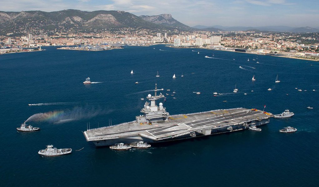 O porta-aviões francês Charles de Gaulle iniciou operações militares contra o Estado Islâmico no Iraque, disse uma fonte das Forças Armadas da França nesta segunda-feira; "O porta-aviões e seu grupo naval começaram oficialmente missões como parte da operação Chammal no Iraque", disse a fonte à Reuters, referindo-se ao nome da missão