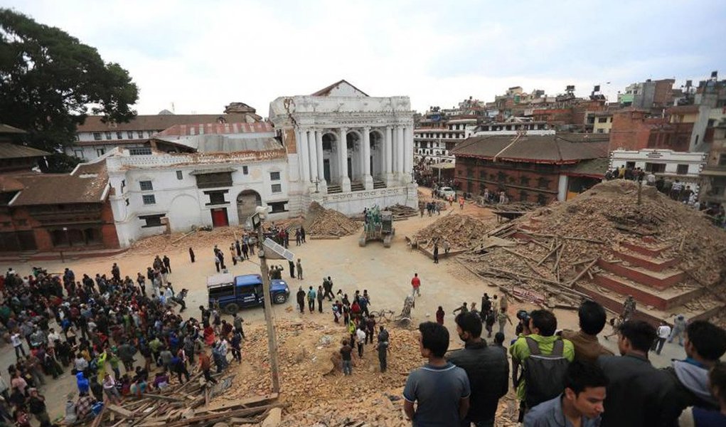 Em nota, a presidente Dilma Rousseff expressou solidariedade ao Nepal, Índia e China, atingidos pelo terremoto de magnitude 7,9; "Expresso meu grande pesar pelo terremoto que atingiu o Nepal, Índia e China na manhã deste sábado e que provocou a perda de tantas vidas. Declaro minha solidariedade aos povos desses países e, em especial, aos brasileiros que estão na região e aos seus familiares", diz a nota; de acordo com fontes locais, 2.152 pessoas morreram no Nepal, 57 na Índia, 17 na China e uma no Bangladesh, além de milhares de feridos, desaparecidos e desabrigados; Itamaraty informou que há registro de 79 brasileiros no Nepal; desses, 48 já foram localizados e estão bem