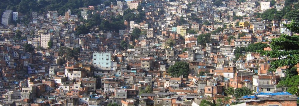 Moradores da comunidade da Rocinha, na Zona Sul do Rio de Janeiro, voltam a sofrer com a falta de atendimento médico nas Clínicas da Família que atendem a região; segundo pacientes, as consultas com médicos estão sendo remarcadas desde o mês de dezembro e enfermeiros estão cumprindo as funções destes profissionais