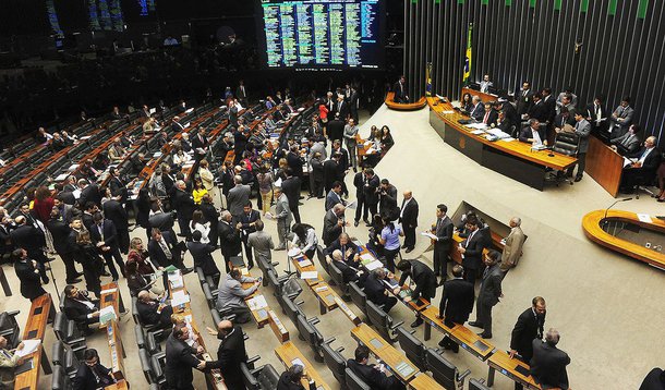 Texto aprovado reduz permanentemente a tributação da folha dos atuais 20% para 1% ou 2%, dependendo do setor; a Medida Provisória (MP) também retoma o Regime Especial de Reintegração de Valores Tributários para Empresas Exportadoras (Reintegra), ampliando restituição da tributação paga pelos exportadores para a Receita Federal de até 3% para até 5%