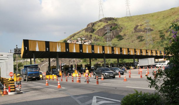 O valor do pedágio da Linha Amarela, via que liga a zona oeste ao centro do Rio, começou a custar R$ 5,90 para automóveis, caminhonetes e furgões; antes, o motorista pagava R$ 5,50; o aumento foi autorizado em resolução publicada na sexta-feira (2) no Diário Oficial do município; para informar os motoristas, a concessionária Lamsa está divulgando os valores nos painéis eletrônicos e distribuindo folhetos na praça do pedágio; também aumentou o valor da corrida de táxi na cidade. O preço da bandeirada subiu 5,8%, de R$ 4,80 para R$ 5,20