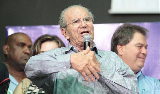 No primeiro discurso como candidato a governador do Distrito Federal no lugar de José Roberto Arruda (PR), Jofran Frejat (PR) pregou união do grupo, elogiou a escolha de Arruda, Flávia Peres, como candidata a vice e criticou a decisão da Justiça que barrou a candidatura do ex-governador; Estão fazendo com Arruda a mesma coisa que fizeram com Roriz". Por isso, "essa é a hora de mostrarmos que a coligação, o partido não vai se conformar com a decisão", afirmou; principal desafio de Jofran Frejat a 20 dias da eleição será manter a liderança de Arruda na disputa pelo GDF, que renunciou na liderança das intenções de voto, com 37%
