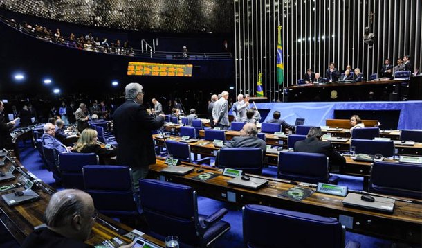 Proposta de Emenda à Constituição (PEC) 1/2011 aprovada pela Comissão de Constituição e Justiça do Senado adia a posse do presidente da República de 1º para 15 de janeiro e também altera as datas de governadores, para 10 de janeiro, e prefeitos, para 5 de janeiro. O início do mandato de senadores e deputados seria em 1º de fevereiro; de acordo com a PEC, o eleitor também irá escolher no mesmo dia, de vereador a prefeito, até o presidente da República