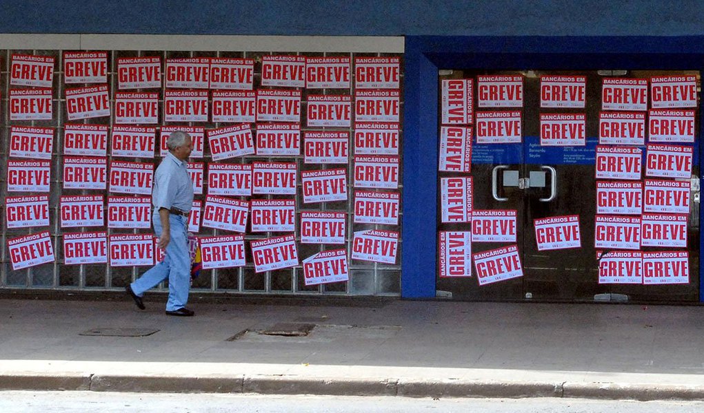 Funcionários aprovaram decretação de greve a partir de 30 de setembro depois que sindicatos consideraram como insuficiente oferta de reajustes de 7 por cento no salário e de 7,5 por cento no piso da categoria; os trabalhadores cobram aumento salarial de 12,5 por cento, décimo quarto salário e piso de R$ 2.975