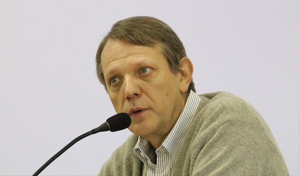 Para o cientista político André Singer, embora o governo Dilma, no primeiro mandato, tenha sido “muito corajoso, entre meados de 2011 e final de 2012, tentando alavancar a economia com industrialização e distribuição de renda”, o início do segundo ficou comprometido com a frustração causada pela adoção de soluções que, como o ajuste fiscal, contradizem a plataforma de campanha; “Se a presidente Dilma não tinha a avaliação de que poderia desenvolver essa política, não deveria ter feito a campanha nesses termos. O eleitorado costuma não perdoar esse tipo de mudança”, diz