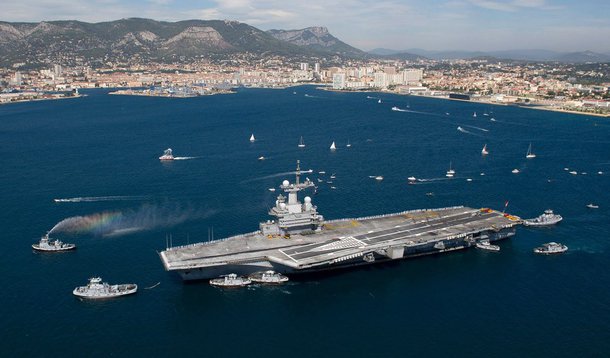 O porta-aviões francês Charles de Gaulle iniciou operações militares contra o Estado Islâmico no Iraque, disse uma fonte das Forças Armadas da França nesta segunda-feira; "O porta-aviões e seu grupo naval começaram oficialmente missões como parte da operação Chammal no Iraque", disse a fonte à Reuters, referindo-se ao nome da missão