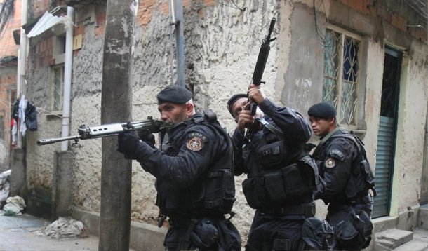 Policiais do Comando de Operações Especiais (COE) da Polícia Militar do Rio de Janeiro estão fazendo uma operação na comunidade de Vila Vintém, na zona oeste da cidade, para combater o tráfico de drogas e encontrar locais utilizados para desmanche de veículos; os agentes, que têm o apoio do 14º Batalhão de Polícia Militar (BPM), em Bangu, também na zona oeste, começaram a operação às 4h; um veículo blindado está sendo usado pelos policiais