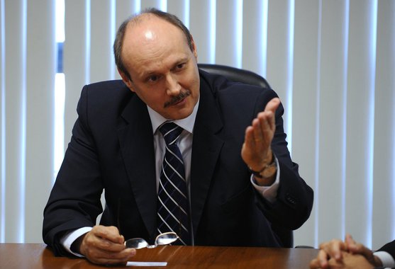 Acusado de beneficiar a OLM Representações durante o Pan, em 2007, o diretor de Segurança do Comitê Olímpico, Luiz Fernando Corrêa, morou durante oito meses de graça num apartamento do proprietário da empresa, o empresário Haroldo Espínola de Oliveira Lima Filho; a OLM é investigada por superfaturamento em equipamentos usados na competição