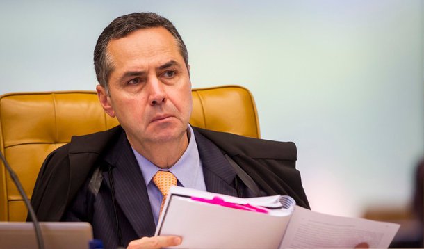 Ministro do STF Roberto Barroso deferiu liminar em Ação Cautelar, ajuizada pelo Estado do Maranhão para suspender os efeitos de sua inscrição em cadastros de inadimplentes do governo federal; ministro destacou que a jurisprudência do STF tem orientado a concessão de liminares em situações semelhantes, sobretudo na hipótese de comprometimento grave ou irreversível da continuidade da execução de políticas públicas; Barroso aalientou ainda a comprovação pelo estado de que, mantida a inscrição nos cadastros, ficaria impedido de celebrar operação de crédito junto ao BNDES no valor de R$ 3,8 bilhões