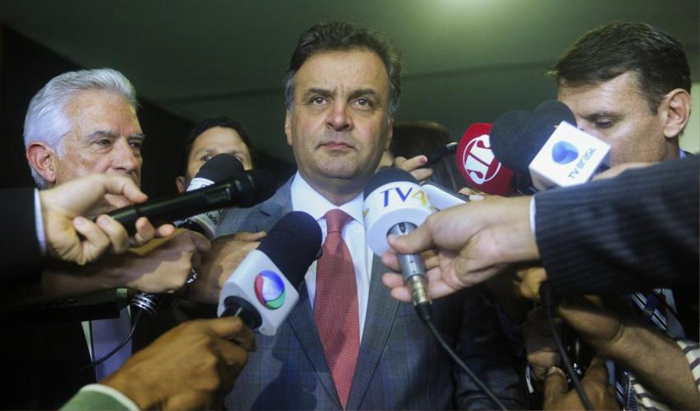 O senador Aécio Neves (PSDB-MG) divulgou nota nesta quinta (19) na qual desqualifica o pedido de investigação contra ele, apresentado por deputados da bancada do PT em Minas Gerais à Procuradoria-Geral da República (PGR); segundo os parlamentares do PT, além dos fatos narrados pelo doleiro Alberto Yousseff na Lava Jato, a PGR deve investigar a "Lista de Furnas", esquema de corrupção no qual políticos e partidos teriam recebido dinheiro para "caixa dois" de campanha; Aécio Neves diz que a lista “é uma das mais conhecidas fraudes políticas do país, reconhecida como falsa em 2006 pela CPMI dos Correios”; o senador alega ainda que “não existe uma, mas três listas de Furnas”, e que esse assunto tem sido insistentemente utilizado pelo deputado Rogério Correia (PT-MG) contra ele