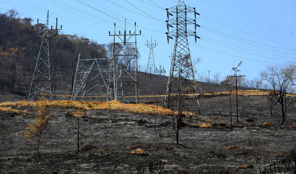 Equipes que combatem as chamas no Parque Nacional da Serra dos Órgãos e arredores encontraram um mecanismo de ignição em um mirante próximo a um dos focos de incêndio que se expandiu para a área de preservação, causando grande destruição na região próxima à Cachoeira da Macumba; segundo a Coordenadoria de Emergências Ambientais do Instituto Chico Mendes, trata-se de uma lata de tinta que estava cheia de combustível e acompanhada de um cabo para direcionar o líquido inflamável com fogo