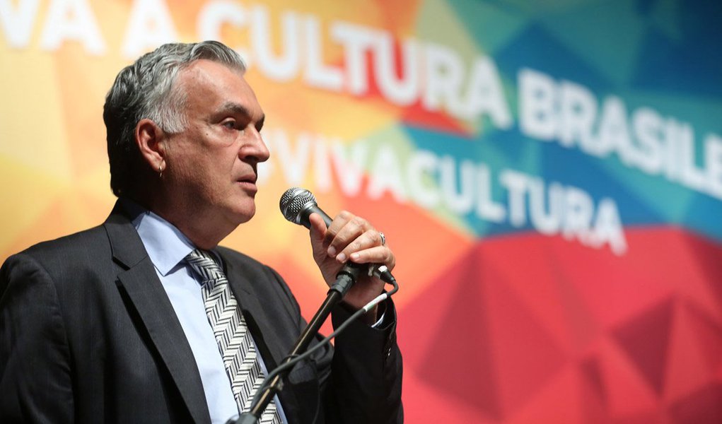 Novo ministro da Cultura, Juca Ferreira, disse que problema da senadora "é com o PT e com a Dilma"; em entrevista no fim de semana, ela classificou como "muito ruim" a gestão de Juca na Cultura durante o governo Lula e apresentou denúncias de irregularidade contra ele à CGU; "Ela quis atirar em Deus e acabou acertando no padre de uma paróquia. O problema dela é com o PT e com a Dilma, é com o desejo já de algum tempo de ser candidata. Está manifestando um mau humor", afirmou Juca, que tomou posse hoje; "Ela se voltou contra mim. Não estou na linha de tiro dela, não é comigo o conflito", completou