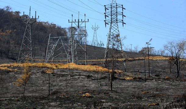 Equipes que combatem as chamas no Parque Nacional da Serra dos Órgãos e arredores encontraram um mecanismo de ignição em um mirante próximo a um dos focos de incêndio que se expandiu para a área de preservação, causando grande destruição na região próxima à Cachoeira da Macumba; segundo a Coordenadoria de Emergências Ambientais do Instituto Chico Mendes, trata-se de uma lata de tinta que estava cheia de combustível e acompanhada de um cabo para direcionar o líquido inflamável com fogo