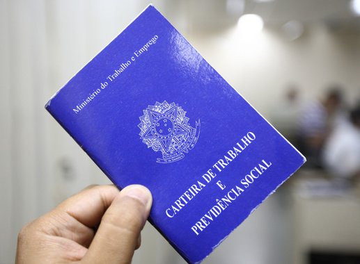 Novas regras começam a valer para quem for demitido a partir deste sábado (28); de acordo com o pacote de ajustes de Joaquim Levy, o trabalhador terá que comprovar vínculo com o empregador por pelo menos 18 meses nos 24 meses anteriores, na primeira vez em que requerer o benefício; na segunda solicitação, ele terá de ter trabalhado por 12 meses nos 16 meses anteriores. A partir do terceiro pedido, o período voltará a ser de seis meses