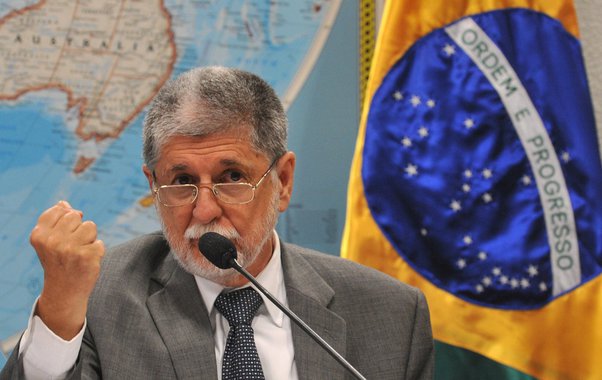 Portaria do ministro da Defesa, Celso Amorim, publicada hoje (28), define medidas a serem adotadas para o fortalecimento da política de defesa cibernética do país, entre elas, a criação do Comando de Defesa Cibernética e da Escola Nacional de Defesa Cibernética; a definição de recursos orçamentários e de pessoal, a proposta de infraestrutura de apoio e o enquadramento das tecnologias do setor nas prioridades do Ministério da Defesa ficarão sob a responsabilidade da Secretaria-Geral do Ministério da Defesa