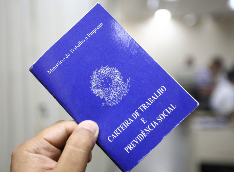 Novas regras começam a valer para quem for demitido a partir deste sábado (28); de acordo com o pacote de ajustes de Joaquim Levy, o trabalhador terá que comprovar vínculo com o empregador por pelo menos 18 meses nos 24 meses anteriores, na primeira vez em que requerer o benefício; na segunda solicitação, ele terá de ter trabalhado por 12 meses nos 16 meses anteriores. A partir do terceiro pedido, o período voltará a ser de seis meses