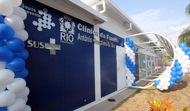 Os moradores das comunidades que formam o Complexo da Maré, na zona norte do Rio, vão ganhar mais uma Clínica da Família; as obras de construção começaram e serão concluídas em dezembro, segundo o prefeito Eduardo Paes; com uma população de 130 mil pessoas, a Maré conta atualmente com oito unidades de atenção primária, entre elas, uma Clínica da Família, dois centros de Saúde e cinco postos de apoio em saúde