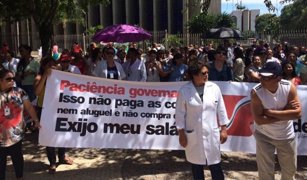 Servidores e funcionários de várias categorias, entre eles médicos e professores, fizeram uma manifestação em frente ao Palácio do Buriti, sede do governo do Distrito Federal; eles cobram do Executivo salários e benefícios atrasados; os manifestantes fecharam parte do Eixo Monumental até chegar ao Estádio Nacional; na ocasião, eles cantaram o hino nacional virados de costas para o complexo; GDF recorreu à Justiça para solicitar que os servidores da saúde voltam ao trabalho, e evitar que todos os serviços sejam paralisados; segundo a categoria, serviços emergenciais estão mantidos