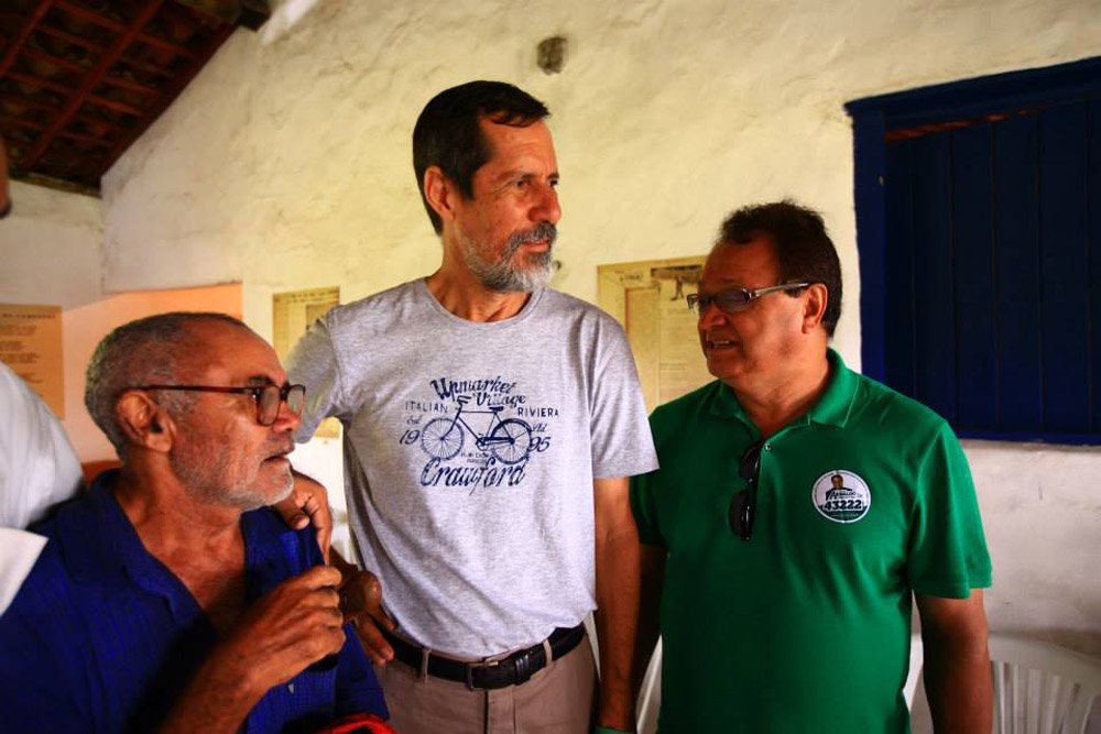 Candidato do PV à Presidência recebeu de representantes da Confederação Nacional dos Trabalhadores em Estabelecimentos de Ensino (Contee) o manifesto A Educação Tem que Ser Compromisso Prioritário; documento foi elaborado e aprovado na Plenária Nacional de Educação, em agosto, e representa a posição de cerca de 4 milhões de trabalhadores em educação dos setores público e privado