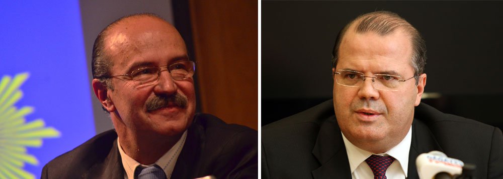 Governos do Uruguai e do Brasil assinaram um acordo que permitirá o comércio bilateral em moedas locais e substituirá as negociações em dólar entre os dois países a partir de 1º de dezembro, informou o banco central de Montevidéu; convênio foi assinado pelo presidente do Banco Central do Uruguai (BCU), Alberto Graña, e seu colega brasileiro, Alexandre Tombini, durante reunião dos chefes das autoridades monetárias da América do Sul realizada em Lima