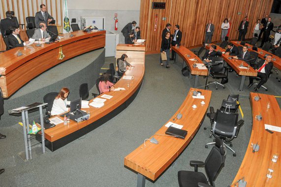 Os deputados distritais não resistiram à repercussão negativa que gerou o Projeto de Resolução nº 81, aprovado em primeiro turno em 12 de novembro, que estabelecia que processos de cassação por quebra de decoro com base em ações judiciais só pudessem ser abertas após esgotadas todas as possibilidade de recursos na Justiça; na prática, ninguém mais seria cassado, visto que a tramitação em todas as instâncias tende a durar mais que o tempo de um mandato parlamentar; outro projeto, o PR nº 82 continua na pauta, com a proposta de que a sociedade civil não tenha direito a pedir cassação de parlamentares