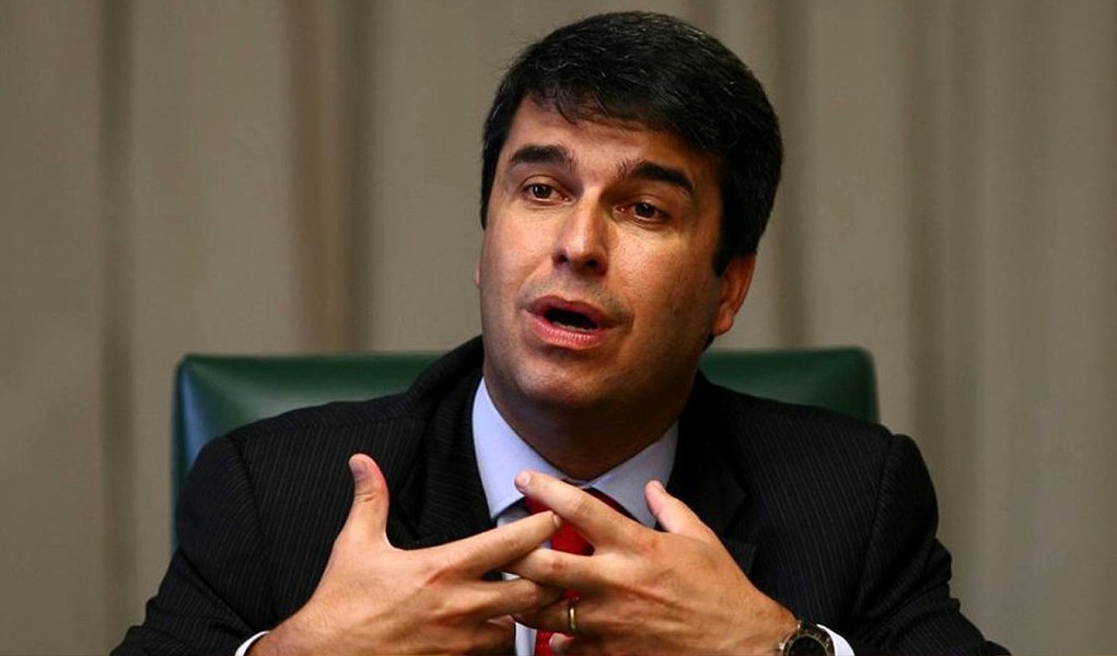 O Conselho de Ética e Decoro Parlamentar da Câmara dos Deputados rejeitou por 8 votos a 2 um parecer que propunha a abertura de processo de cassação do mandato do deputado Rodrigo Bethlem (PMDB-J; como o parecer preliminar não foi acatado, o processo para a abertura de investigações foi arquivado pelo conselho; o argumento dos deputados que votaram contra a abertura das investigações é que não havia provas materiais que justificassem as denúncias; Bethlem foi acusado de desviar recursos públicos durante gestão na Secretaria de Assistência Social da Prefeitura do Rio 