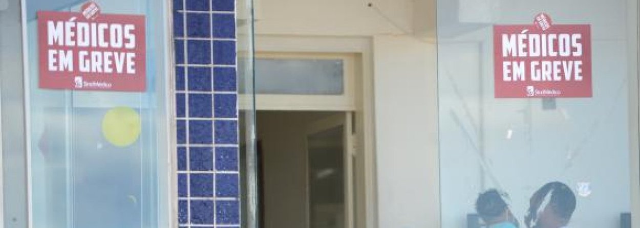 Em greve desde a última sexta-feira (16),  os médicos do Distrito Federal estão voltando ao trabalho, mas o movimento nos hospitais ainda está abaixo do normal; pacientes que estavam nos hospitais disseram que tinham receio de não ser atendidos; depois que a Justiça determinou o fim da greve sob pena de multa de R$ 80 mil, o Sindicato dos Médicos do Distrito Federal convocou os profissionais a voltarem às atividades, mas a categoria está estudando as medidas legais cabíveis contra a decisão judicial