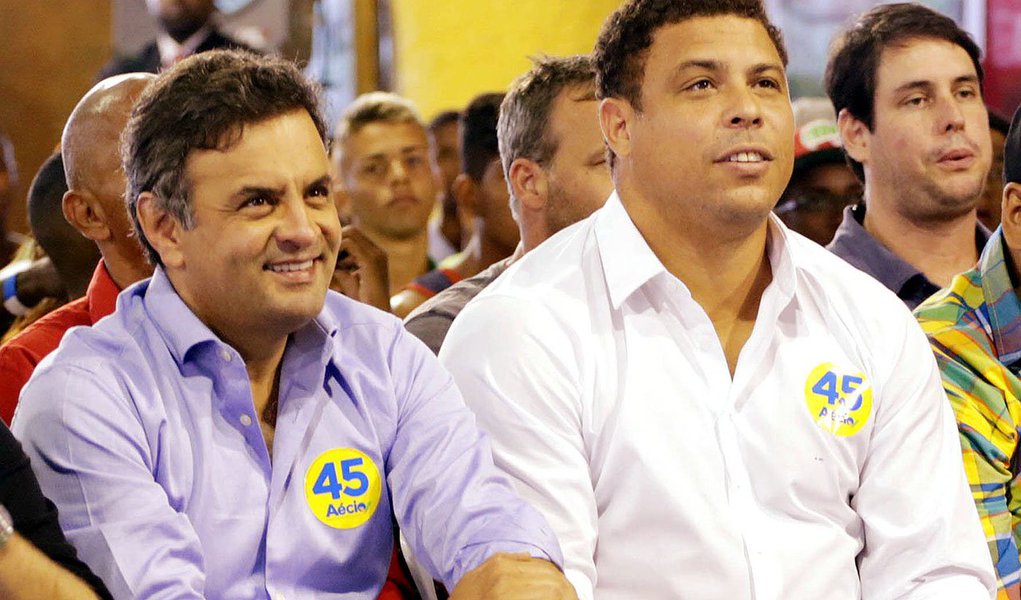 Em evento no Rio de Janeiro, ao lado de Ronaldo, candidato à Presidência da República Aécio Neves (PSDB), disse neste domingo confiar em uma “onda da razão” para recuperar terreno e fez críticas diretas à candidata Marina Silva (PSB): “Eu não vendo ilusões, eu tenho um projeto para o Brasil amplamente discutido e coerente com o meu passado. Eu não mudo de posição ao sabor dos ventos”