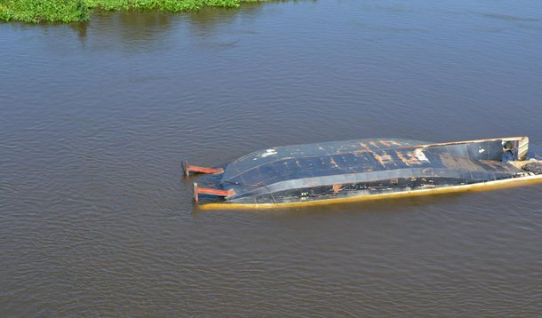Além da morte do turista brasileiro, cerca de uma dezena de pessoas continuam desaparecidas, incluindo vários brasileiros, depois do naufrágio de um barco turístico que atravessava o rio Paraguai; acidente ocorreu perto da colônia Carmelo Peralta, na região do Chaco, a 700 quilômetros ao norte de Assunção, após uma forte tempestade que virou o barco