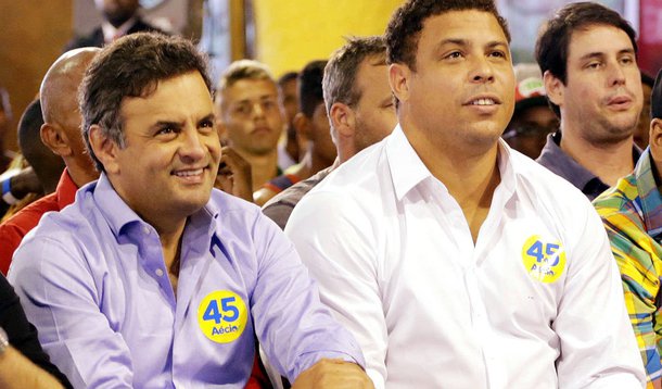 Em evento no Rio de Janeiro, ao lado de Ronaldo, candidato à Presidência da República Aécio Neves (PSDB), disse neste domingo confiar em uma “onda da razão” para recuperar terreno e fez críticas diretas à candidata Marina Silva (PSB): “Eu não vendo ilusões, eu tenho um projeto para o Brasil amplamente discutido e coerente com o meu passado. Eu não mudo de posição ao sabor dos ventos”