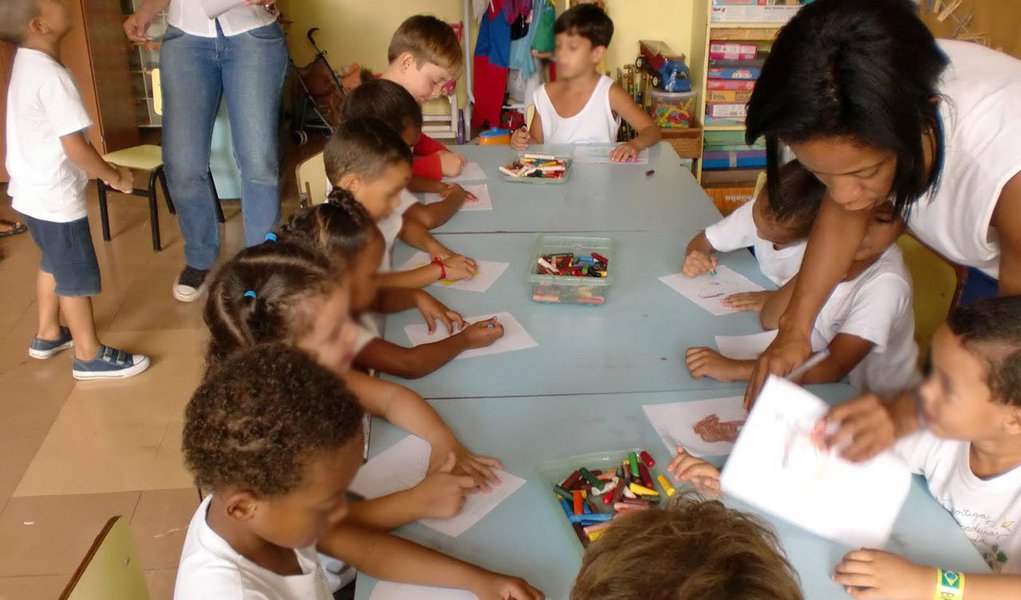 Atendimento é realizado das 7h até as 17h em 28 creches inauguradas pelo GDF, sendo sete do modelo Centro de Educação Infantil (CEI) e outras 21 no modelo Centro de Educação da Primeira Infância (Cepi). Cada unidade custou, em média, R$ 2,5 milhões, e tem capacidade para receber cerca de 112 crianças.  Meta é chegar a 112 creches e atender mais de 12 mil crianças 