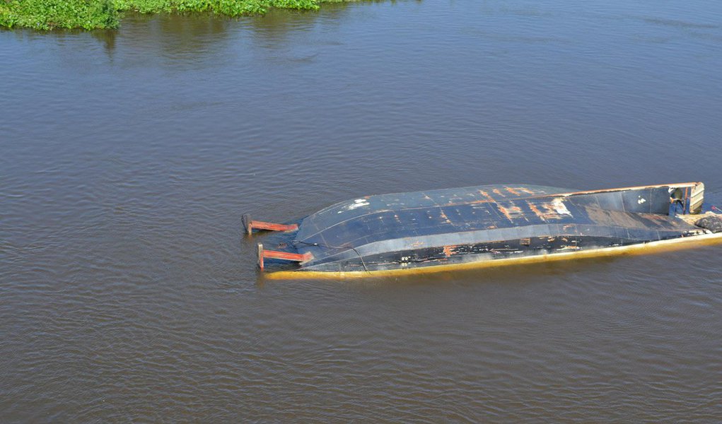 Além da morte do turista brasileiro, cerca de uma dezena de pessoas continuam desaparecidas, incluindo vários brasileiros, depois do naufrágio de um barco turístico que atravessava o rio Paraguai; acidente ocorreu perto da colônia Carmelo Peralta, na região do Chaco, a 700 quilômetros ao norte de Assunção, após uma forte tempestade que virou o barco