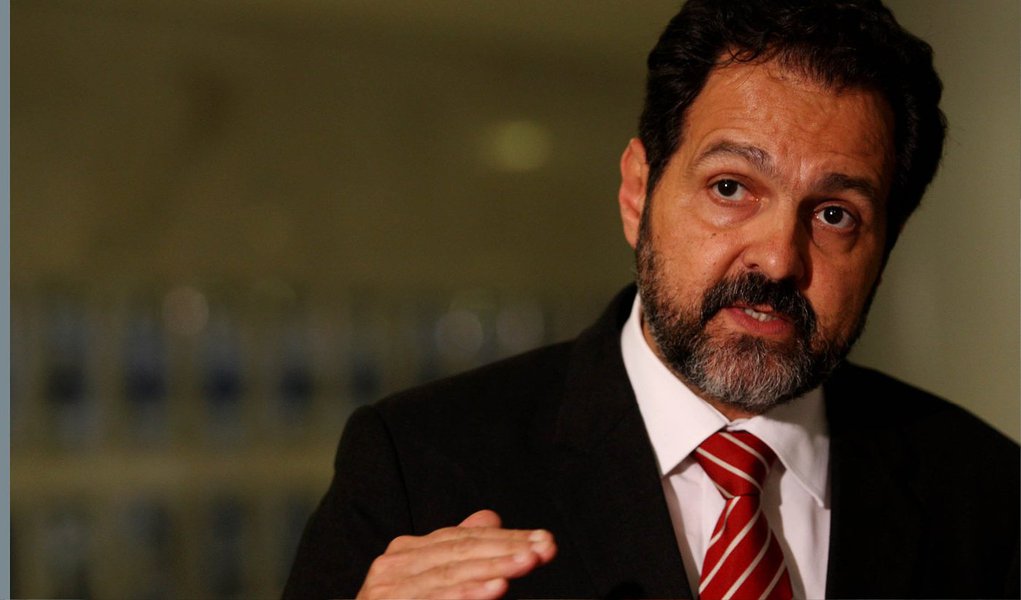 MPDF ajuizou nova ação de improbidade administrativa contra o ex-governador Agnelo Queiroz (PT) e mais quatro pessoas; de acordo com o órgão, Agnelo reintegrou ilegalmente o ex-deputado distrital Marco Lima (PT) à PM-DF; ele havia sido desligado da corporação por questões disciplinares em 1992 e reintegrado por Agnelo em 2012; o prejuízo aos cofres públicos com o pagamento retrotativo ao ex-deputado ultrapassa R$ 1 milhão, segundo o MP; promotoria pede a devolução do valor, a cassação dos direitos políticos de Agnelo por oito anos e o pagamento de multa de mais de R$ 2 milhões
 