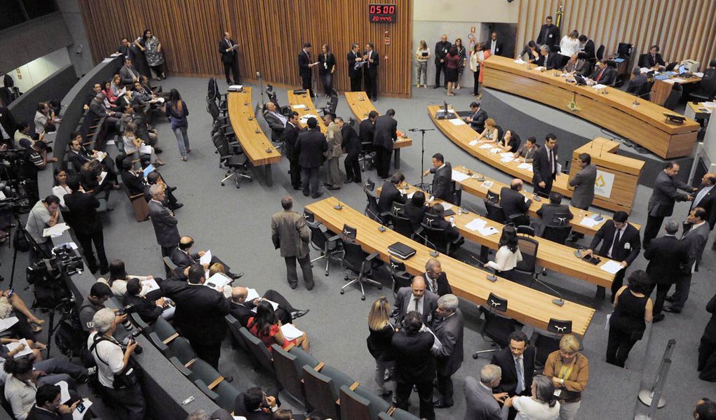 A Antecipação de Receita Orçamentária (ARO) no valor de R$ 400 milhões, pedida pelo governo do Distrito Federal, foi aprovada no plenário da Câmara Legislativa; o recurso servirá para quitar salários dos servidores da saúde e da educação, atrasados desde o ano passado; cinco medidas fiscais que integram o Pacto por Brasília também passaram pelo crivo dos parlamentares e devem gerar receita de R$ 509 milhões aos cofres do GDF em 2016