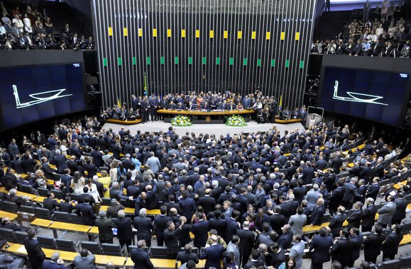 Os aumentos nos salários de deputados federais e senadores podem causar um efeito cascata e atingir fortemente os estados e municípios; de acordo com a Confederação Nacional dos Municípios (CNM), os salários dos 57.441 vereadores são vinculados aos dos 1.060 deputados estaduais que, por sua vez, estão fixados em, no máximo, 75% do subsídio fixado para deputados federais