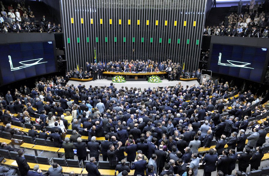 Os aumentos nos salários de deputados federais e senadores podem causar um efeito cascata e atingir fortemente os estados e municípios; de acordo com a Confederação Nacional dos Municípios (CNM), os salários dos 57.441 vereadores são vinculados aos dos 1.060 deputados estaduais que, por sua vez, estão fixados em, no máximo, 75% do subsídio fixado para deputados federais