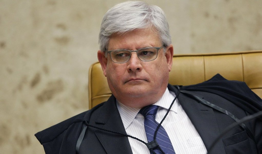 Procurador-geral da República, Rodrigo Janot, anuncia 'pacote' de medidas anticorrupção; texto, com mais de 10 itens, prevê a ampliação da pena para o crime de corrupção de 12 para 25 aos de reclusão, além de prever uma gradação da pena relacionada ao valor do dinheiro desviado do erário público