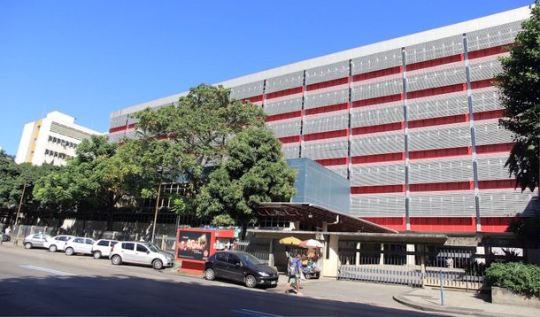 Um ônibus de turismo tombou e deixou ao menos 20 feridos; o acidente aconteceu no Trevo dos Estudantes, próximo ao Aeroporto Santos Dumont, no Centro do Rio; três vítimas tiveram ferimentos graves, as outras sofreram apenas escoriações leves; os feridos foram socorridos pelos Bombeiros do quartel Central, e encaminhados aos hospitais municipais Souza Aguiar, no Centro; e Miguel Couto, na Gávea