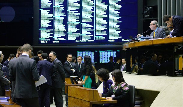 Governo obtém sua primeira vitória na guerra parlamentar para aprovar as medidas do ajuste fiscal, ao derrotar o requerimento, apresentado pelo DEM, de retirada da MP 665 da pauta de votações de hoje; foram 129 votos a favor do adiamento e 229 pela continuidade da votação; medida, necessária para o ajuste fiscal do ministro Joaquim Levy, muda as regras de concessão do seguro-desemprego, do abono salarial e do seguro-defeso para o pescador profissional