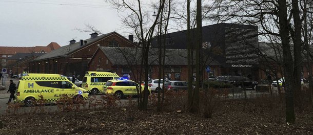 Um tiroteio em um café de Copenhague, capital da Dinamarca, deixou uma pessoa morta e pelo menos três policias feridos neste sábado (14). Os disparos aconteceram durante a realização de um evento intitulado "Arte, Blasfêmia e Liberdade de Expressão, organizado pelo artista plástico sueco Lars Vilks (68),;Vilks tem sido alvo constante de ameaças e tentativas de assassinatos desde 2007, quando retratou o profeta islâmico Maomé como um cachorro; os suspeitos fugiram logo após o atentado