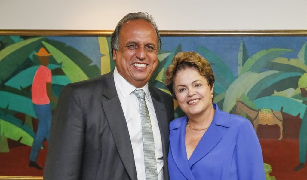 Governador do Rio de Janeiro, Luiz Fernando Pezão (PMDB), se reuniu nesta quarta (5) com a presidente Dilma Rousseff; ele está em Brasília desde ontem; segundo Pezão, o encontro foi para que um parabenizasse o outro pela vitória no segundo turno das eleições